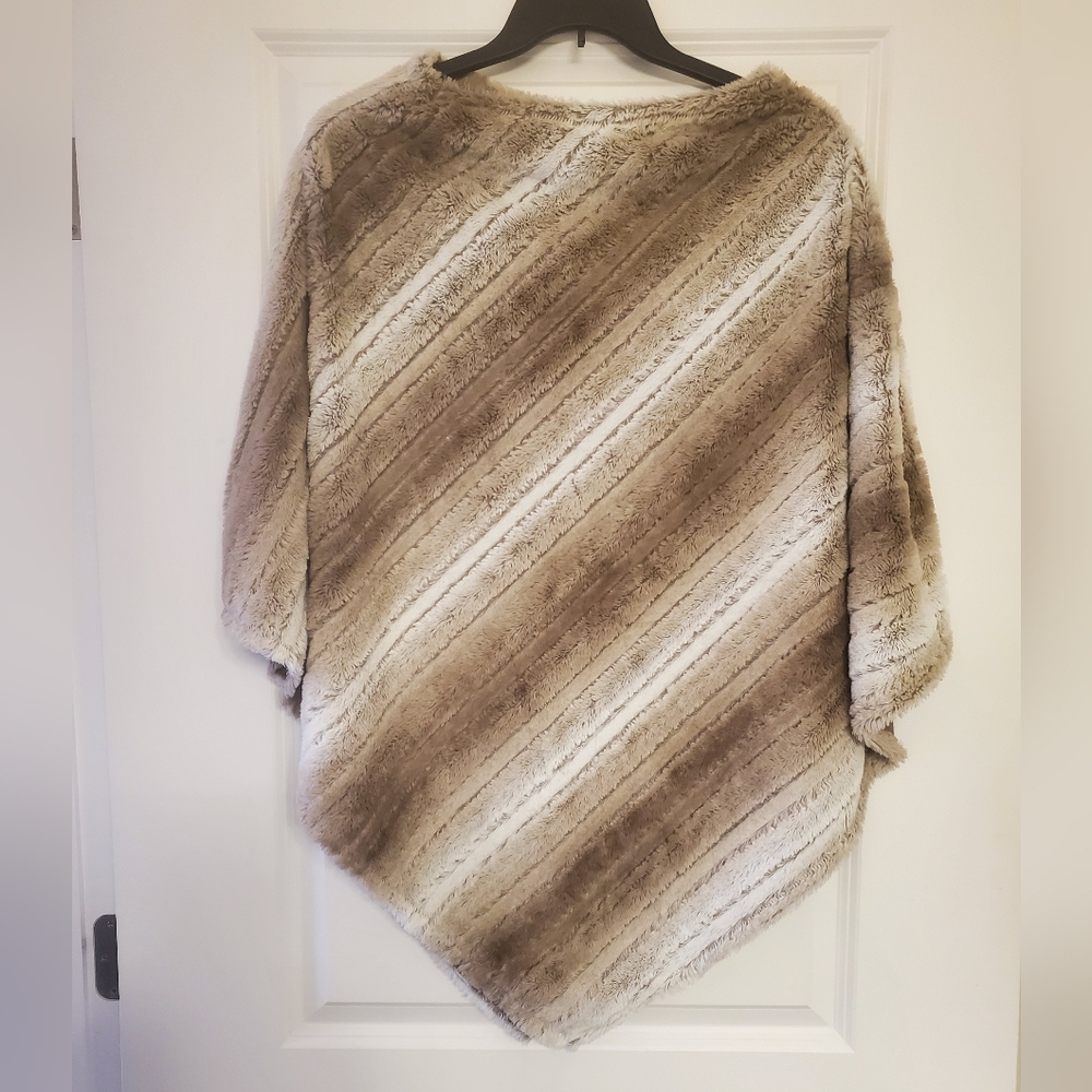 Elegant Brown and Cream Faux Fur Women's Wrap Shaw Ponco